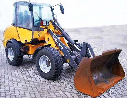 Gul hjullastare Volvo L25B med planeringsskopa stulen i Värtahamnen, Stockholm